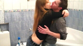 Beindult amatőr 18 éves tinédzser pár a fürdőben kúrel - sex-videochat