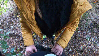 Tinédzser tinédzser barinő cumizza az erdőben a krapekja faszát - sex-videochat