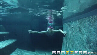 Anna Bell Peaks a csinos tetkós milf kellőképpen hátsó lyukba rakva egy kicsike úszás után. - sex-videochat