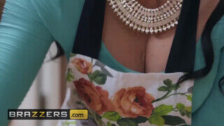 Kendra Lust a csinos asszony a kolosszális faszú kopasz pizzafutárral kufircol - sex-videochat
