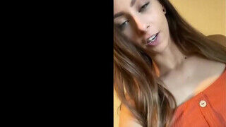 A tini csábos karcsú tinédzser picsa Skylar Angel pináját egy korosabb pali reszeli - sex-videochat