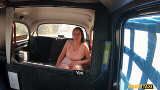Tini fekete hajú kiborotvált suncis spiné szexel a taxiban - sex-videochat