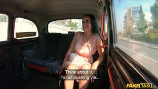 Tini fekete hajú kiborotvált suncis spiné szexel a taxiban - sex-videochat