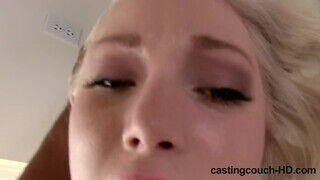 Jenna Ivory a fiatal csöcsös szőke élvezi a gigászi fügyit a puncijában. - sex-videochat