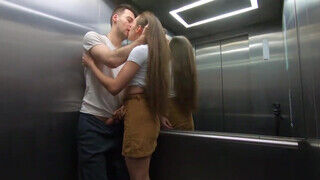 Amatőr pár gyors kamatyolása a liftben - sex-videochat