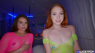 Arietta Adams a vörös hajú tinédzser csajszika és a ribanca Megan Marx édeshármasban kúrnak - sex-videochat