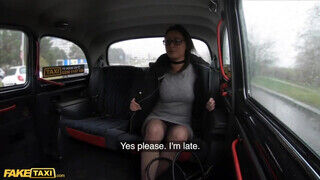 Klaudia Diamond a nagyméretű tőgyes fiatal picsa élvezettel közösül a taxiban - sex-videochat