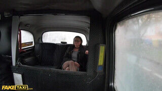 Klaudia Diamond a nagyméretű tőgyes fiatal picsa élvezettel közösül a taxiban - sex-videochat