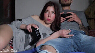 Gamer leányzó játék közben cumizza a pasiját és pajzánkodnak egy jót - sex-videochat