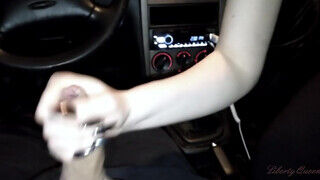 Tini amatőr kívánatos tinédzser csajszi a pasiját a kocsiban cumizza le. - sex-videochat