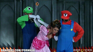 Szuper Mario és Luigi leteszteli a termetes csöcsű hercegnőt mielőtt megmentené - sex-videochat