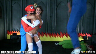 Szuper Mario és Luigi leteszteli a termetes csöcsű hercegnőt mielőtt megmentené - sex-videochat