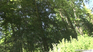 Amatőr barinő feneke meghágva az erdőben óvszerrel - sex-videochat
