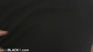 Bombázó pici keblű fekete bőrű kiscsaj rácuppan a hatalmas dákóra - sex-videochat