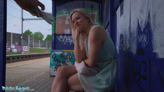 Lily Joy a fiatalos szöszi milf mami vonatállomáson dug - sex-videochat