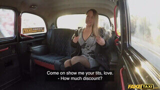 Blue Angel a tinédzser szöszi tinédzser gádzsi rábukik a gigászi taxis pöcsre - sex-videochat