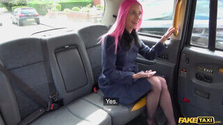 Roxy Lace a pink hajú tinédzser ringyó muffját a fekete taxis döngeti - sex-videochat