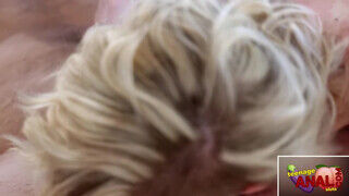 Maia Davis a rövid világos szőke hajú fiatal picsa fenekét a főnöke kufircolja - sex-videochat