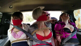 Csöcsös lányok megkötözve a kocsi hátsó ülésén - sex-videochat