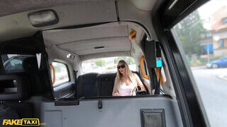 Florane Russel a szöszi tini orbitális cickós milf a taxiban szexel - sex-videochat