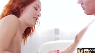 Eva Berger a vörös hajú fiatal barinő kipróbálja az valag szexet - sex-videochat