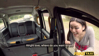 Rae Lil Black a szilikon csöcsű szoknyás ázsiai lotyó imád a taxiban hancúrozni - sex-videochat