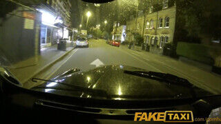 Tia Layne a csöcsös óriási tőgyes világos szőke milf megdugva a taxiban - sex-videochat