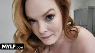 Summer Hart a vörös hajú méretes keblű milf konyhában nyúlt magához - sex-videochat