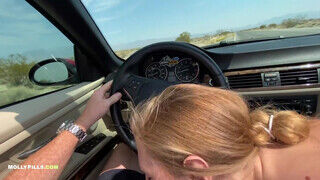 Barinő a kocsiban ráveti magát a lőcsre és elkezdi keményre oboázni - sex-videochat