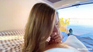 Csöcsös barinő a lakókocsiban kúr a pasijával a folyó parton - sex-videochat