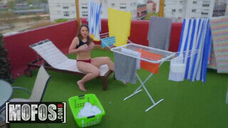 Sofia Curly a csöcsös kövér csajszi a tetőkerten közösül - sex-videochat