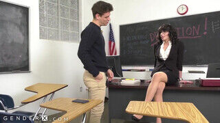 Farka van a tanárnőnek de a diák manus így is megkeféli - sex-videochat