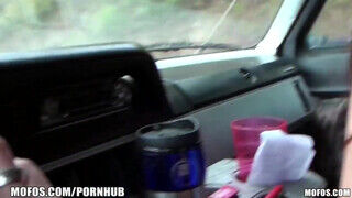 Kelly Klass csupaszra csupasz muffja a kocsiban bekúrva - sex-videochat