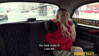 Jennifer Amilton a csinos világos szőke szuka a taxiban lovagol a faszon - sex-videochat