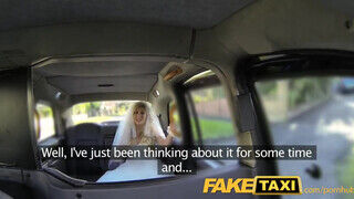 Szívdöglesztő nagyméretű tőgyes szöszi mennyasszony a taxiban kúr - sex-videochat