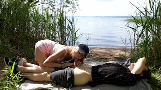 Amatőr tinédzser pár a tóparton kúr a nádasban - sex-videochat