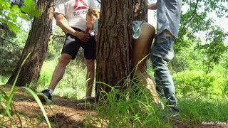 Ketten kufircolják a tini amatőr világos szőke sunát az erdőben