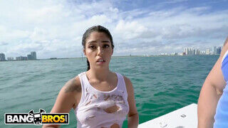 Vanessa Sky a gyönyörű kubai kisasszony egy jót hancúrozik a megmentőjével - sex-videochat