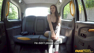 Tinédzser kicsike cickós gádzsi kúr a taxiban a hátsó ülésen - sex-videochat