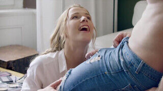 Alexis Crystal a kicsike keblű világos szőke cseh fiatal bige reggel megkefélve - sex-videochat