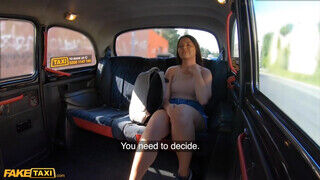 Riley Bee a félénk nagyméretű keblű diáklány lovagol a dákón - sex-videochat