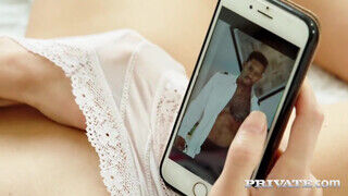 Gina Gerson a kicsike csöcsű orosz világos szőke nőci fekete krapekkal kupakol - sex-videochat