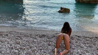 Barinő borotvált pici vaginája megkamatyolva a tengerparton - sex-videochat