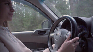 Fiatal amatőr világos szőke barinő a kocsiban izgul fel és kúr a pasijával - sex-videochat