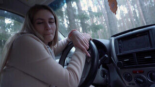 Fiatal amatőr világos szőke barinő a kocsiban izgul fel és kúr a pasijával - sex-videochat