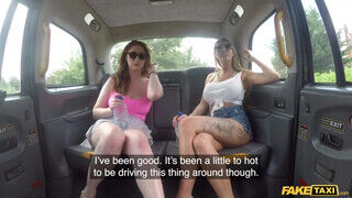 Stacy Seran és Princess Paris a tinédzser perverz fiatal barinők szeretkeznek a taxissal - sex-videochat
