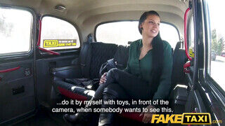 Jolee Love a csöcsös német kis csaj ráveti magát a taxis faszára - sex-videochat