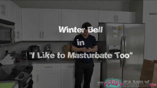 Winter Bell a világos szőke pici keblű kéjhölgy rámarkol a nevelő tesója keményen álló faszára - sex-videochat