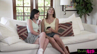 Rosalyn Sphinx és Andi Rose a perverz nevelő lánytesók édeshármasban közösülnek - sex-videochat