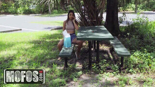 Katana Kombat a kerek kolumbiai milf felszedve a parkban és meghágva - sex-videochat